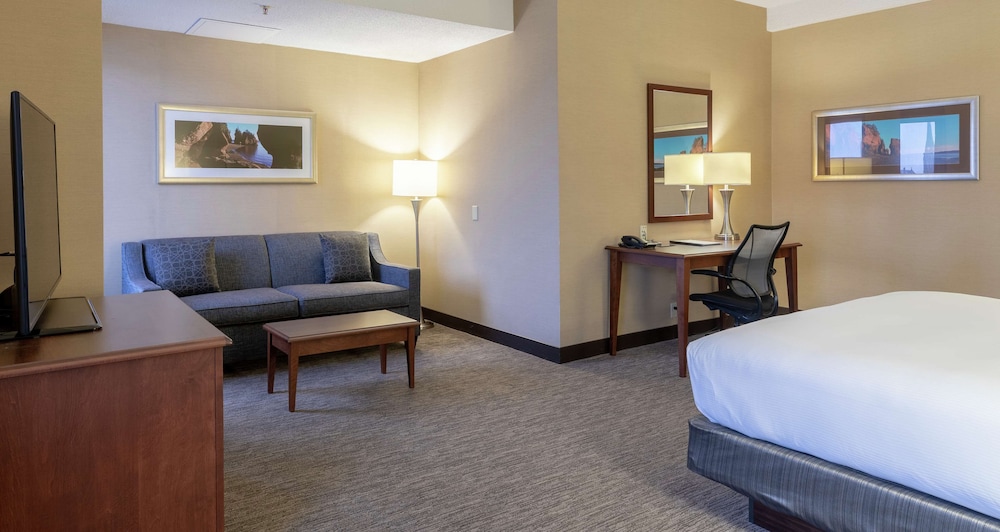 Junior Suite, One King Bed, Club Floor photo 3