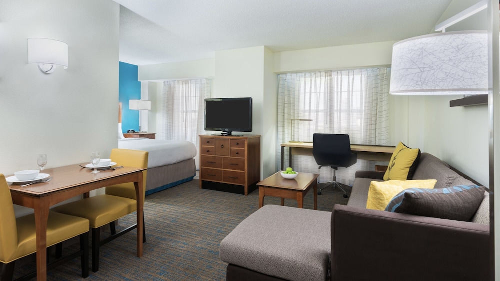 Studio, 1 Queen Bed with Sofa bed (Mobility/Hearing Accessible, Tub) - Photo 2