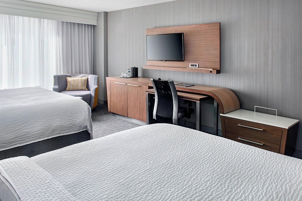 Room, 2 Queen Beds, Courtyard View (Mobility/Hearing Accessible, Tub) - Photo 2