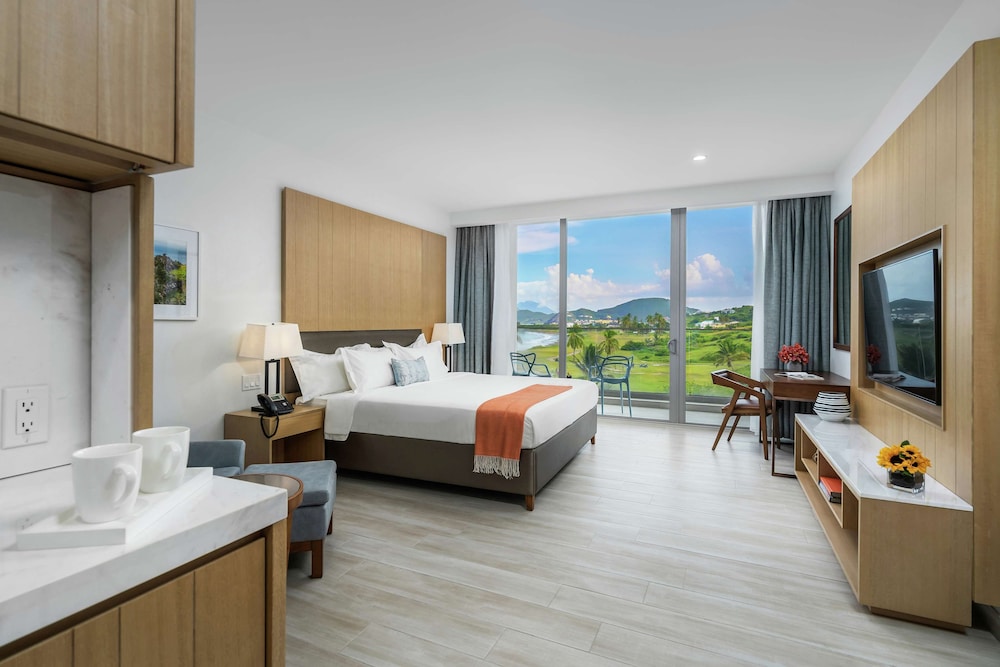 Room, 1 King Bed, Balcony - Photo 1