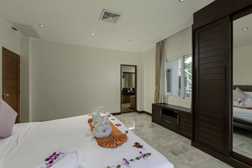Two Bedroom Family Suite with Bathtub - Photo 7