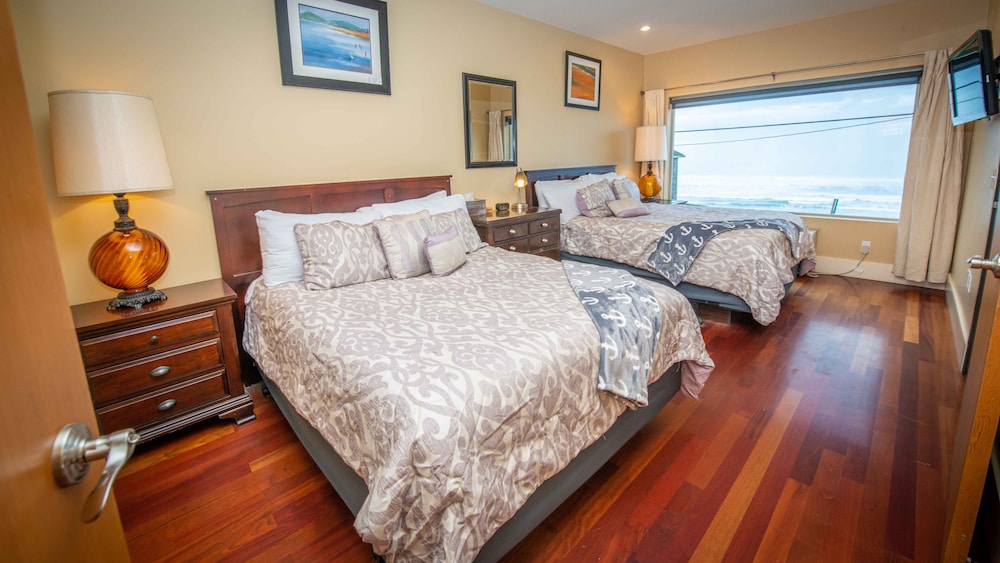 Deluxe Suite, 2 Queen Beds, Ocean View, Corner photo 2