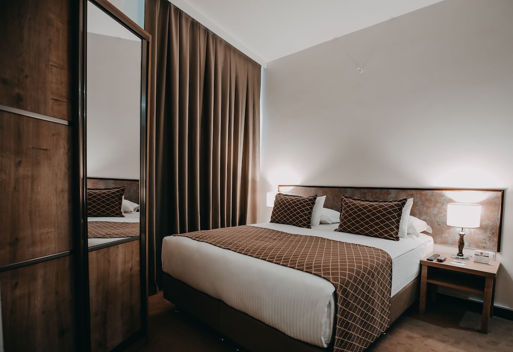Standard Double or Twin Room thumbnail 6