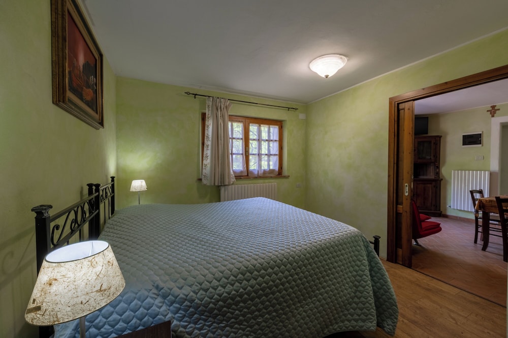 Family Apartment, Multiple Bedrooms, 2 Bathrooms, Mountainside (Appartamento Ciliegia shared Pool)