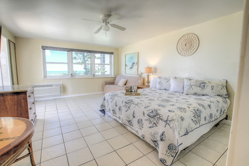 Studio Suite, 1 King Bed with Sofa bed, Ocean View photo 2