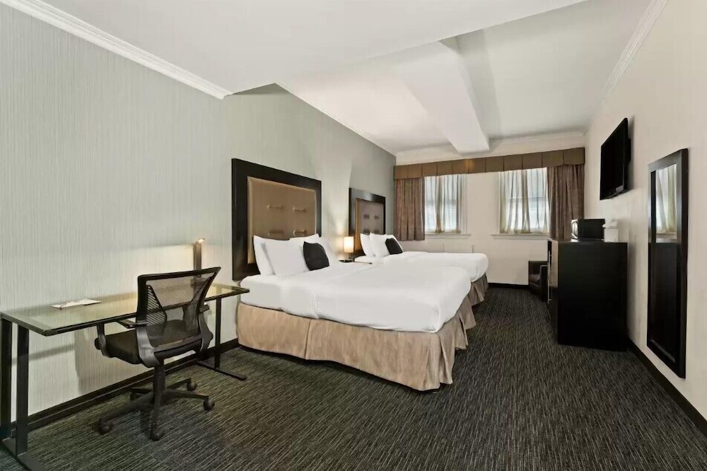 Standard Room, 2 Queen Beds, Non Smoking - Photo 4