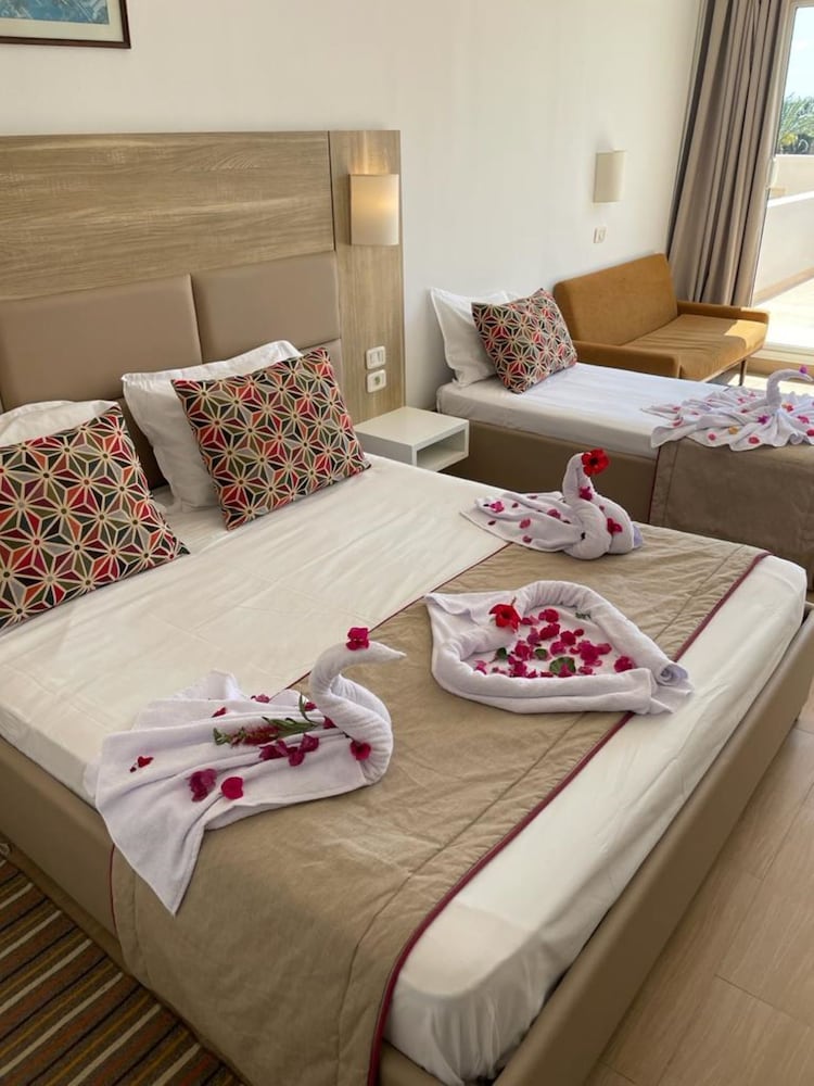 Quadruple Room, Pool View