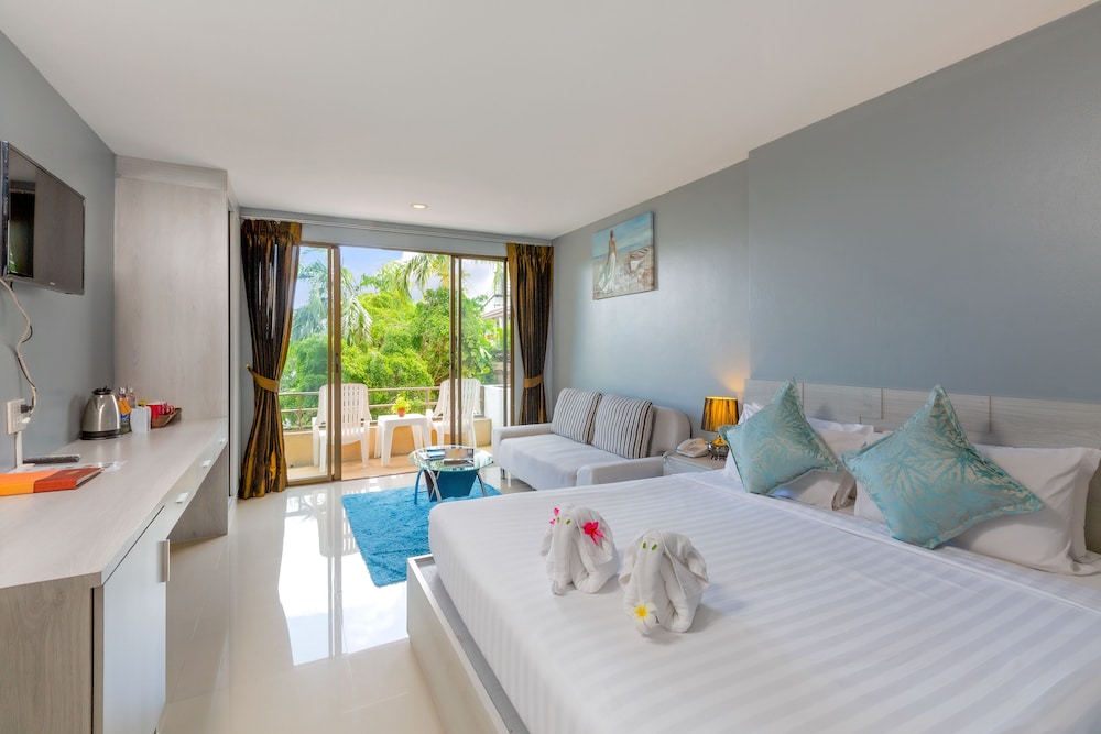 Grand Deluxe with Pool View - Photo 7