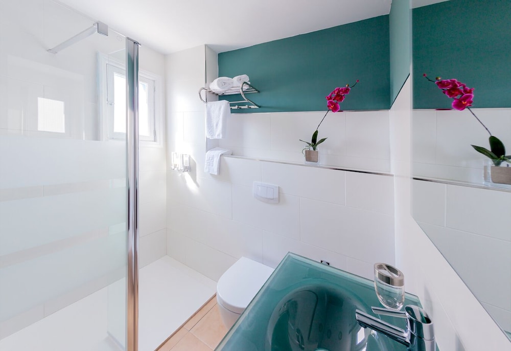 Double or Twin Room, Partial Sea View photo 2