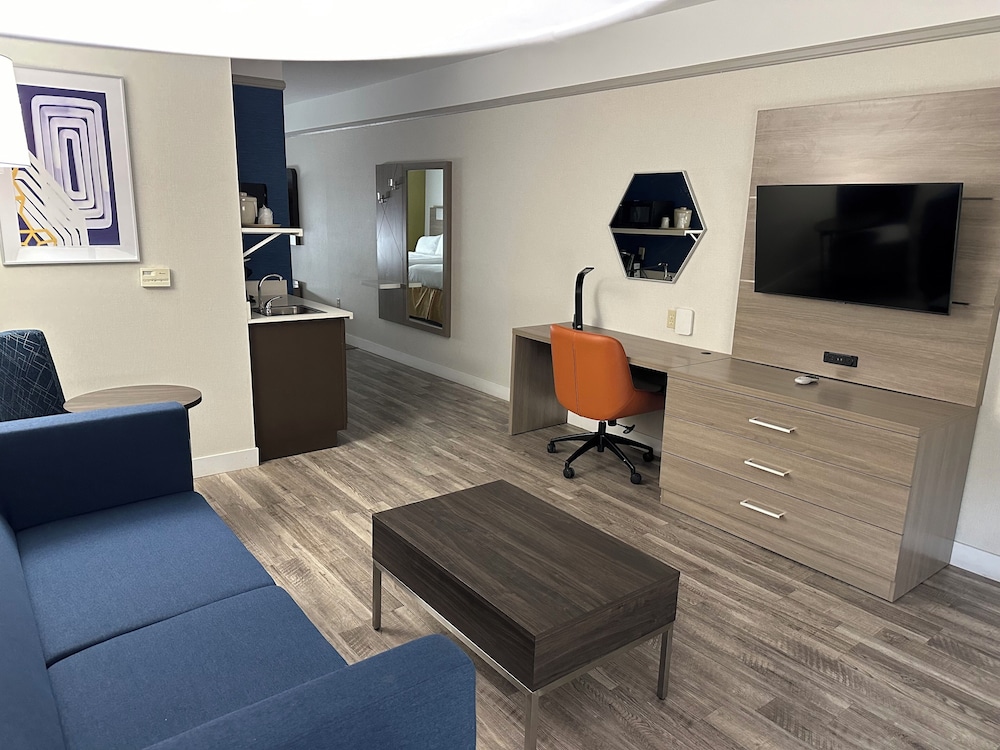 Suite, Multiple Beds - Photo 4