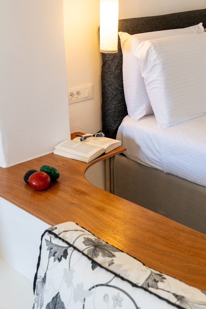 Deluxe Suite with Plunge Pool & Caldera View - Photo 4
