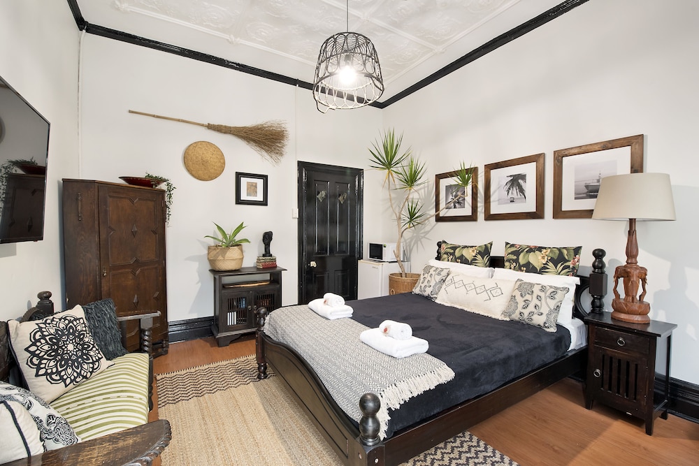 Designer Palm Room - Queen off Courtyard
