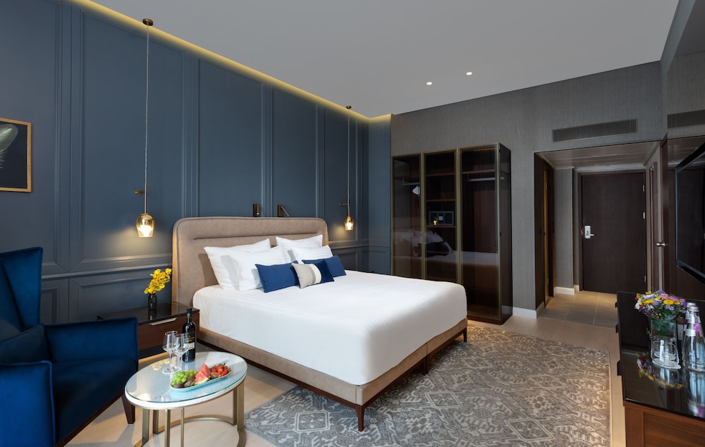 Standard Room, 1 King Bed, Club Lounge Access (Lounge Access) - Photo 3