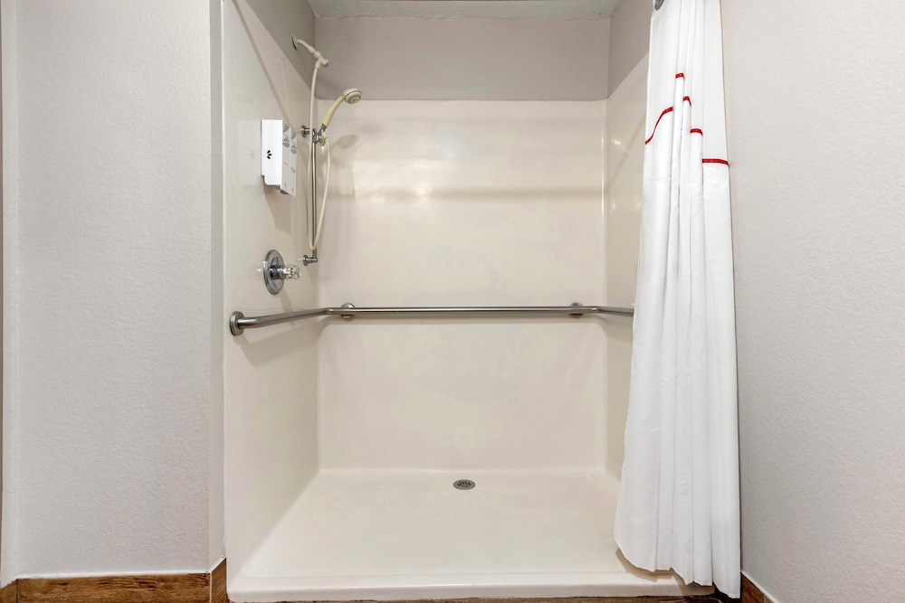 Superior Room, 1 King Bed, Roll-in Shower, Non Smoking photo 3