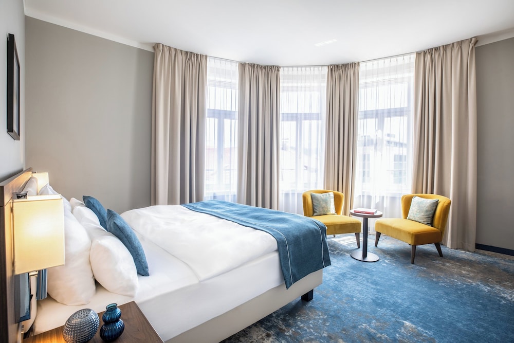 Premium Room, 1 Queen Bed, Accessible - Photo 2