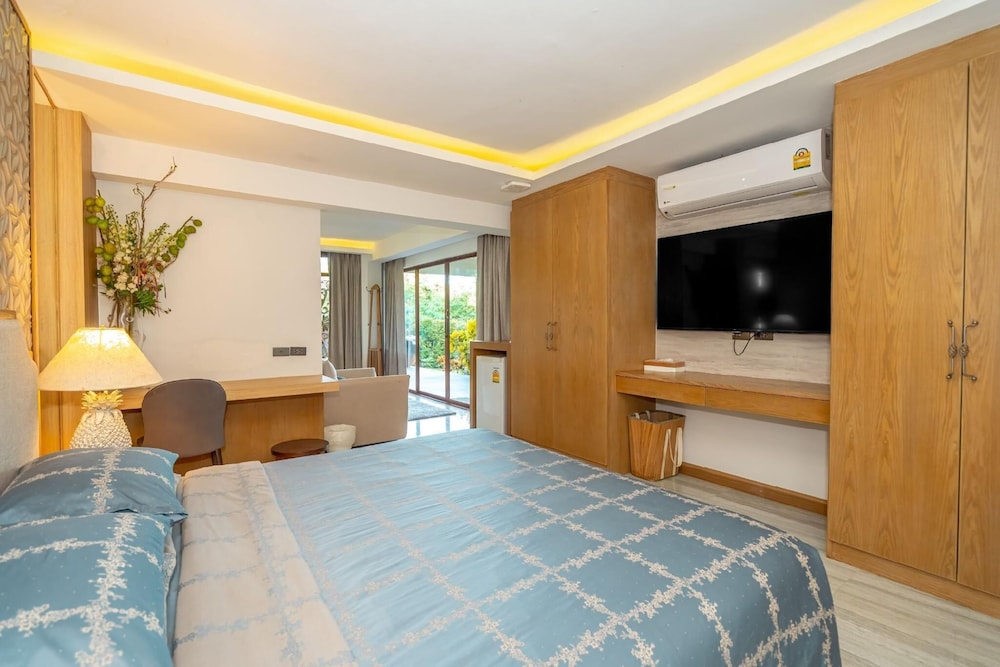 Junior Suite with Pool View photo 3