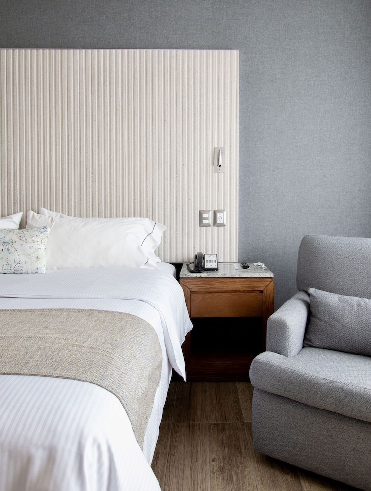 Executive Room, 1 King Bed - Photo 10