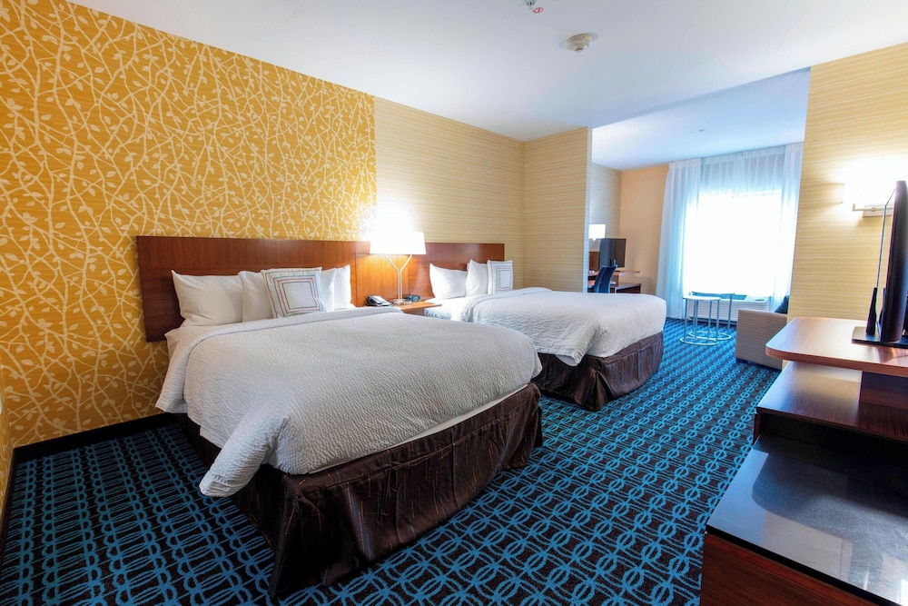 Suite, 1 King Bed with Sofa bed photo 3