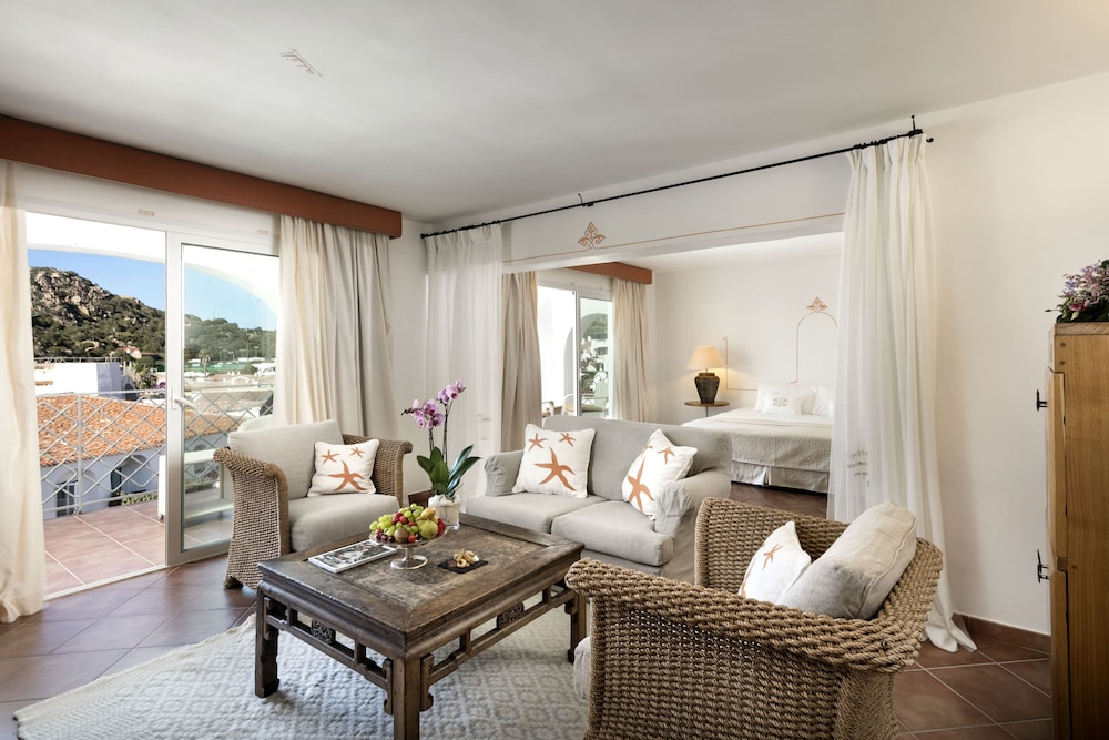 Junior Suite (Pool Or Garden View)