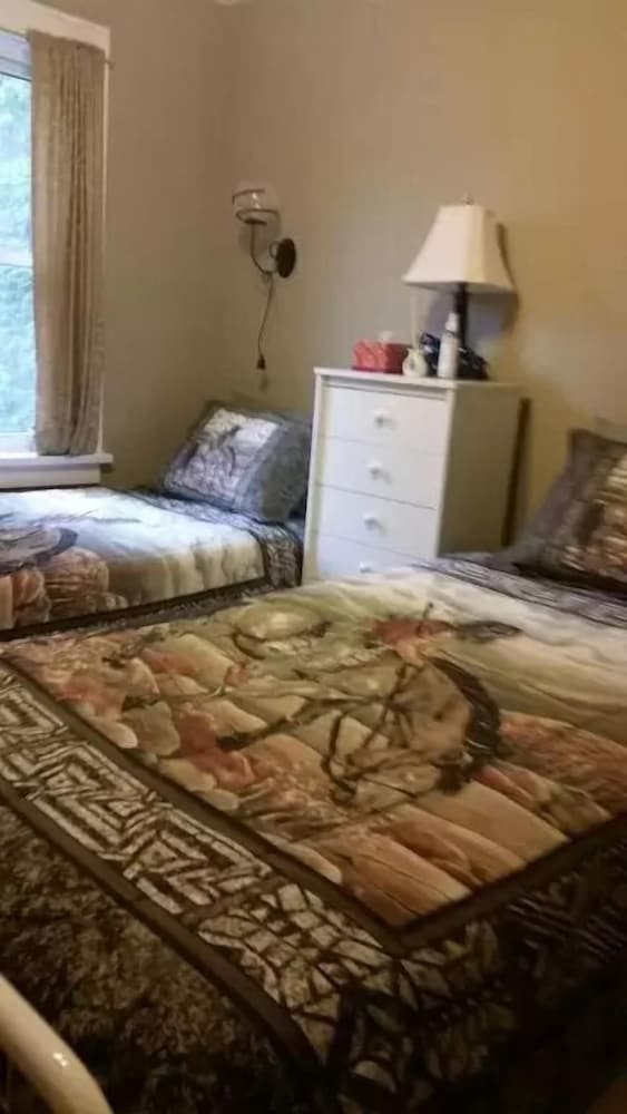 Room, 2 Twin Beds, Shared Bathroom photo 3