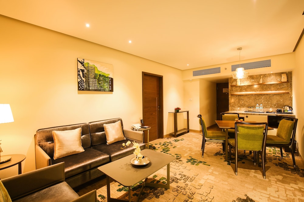 Suite Room with Airport Transfer - Photo 3