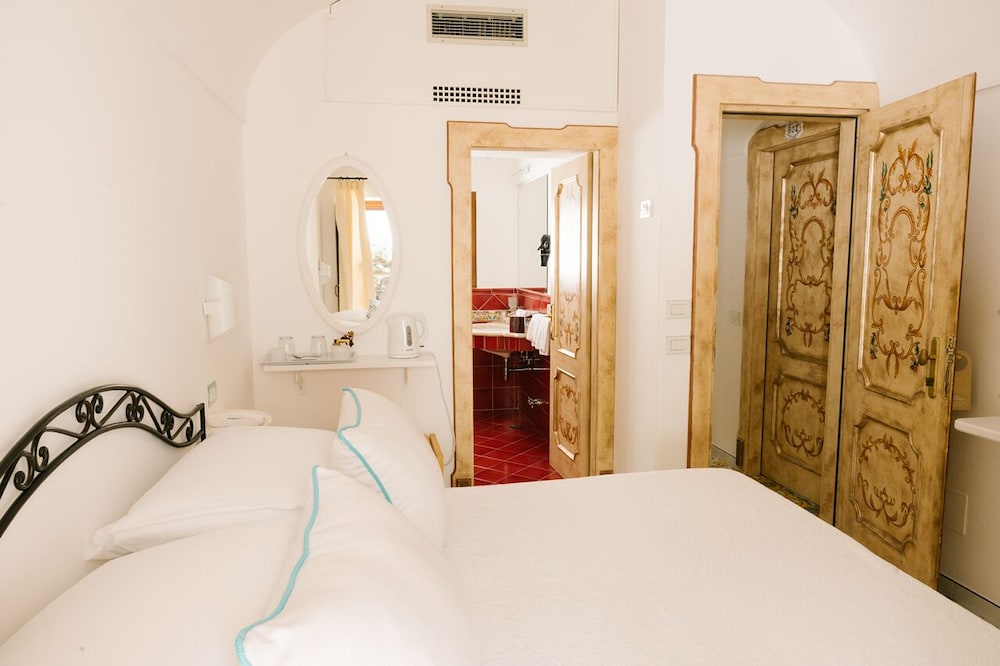 Economy Double or Twin Room (con terrazzino, senza vista) photo 3