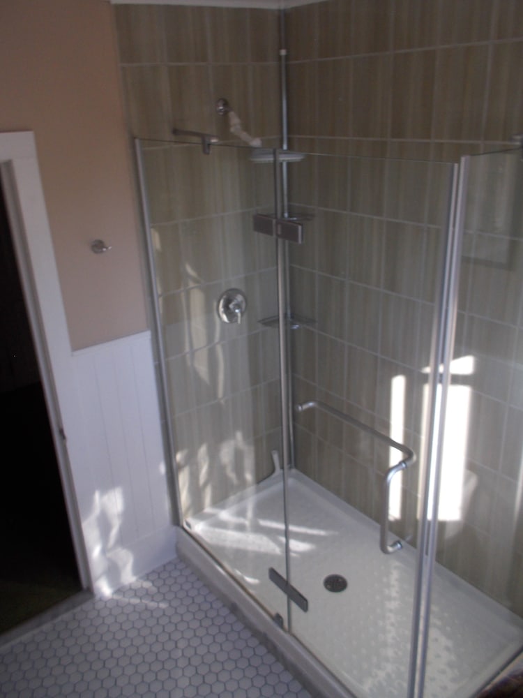 Suite, Queen Bed, Private Bathroom (Suite Four) photo 2