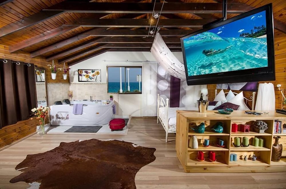 Deluxe Studio, 1 Bedroom, Hot Tub, Beach View photo 3