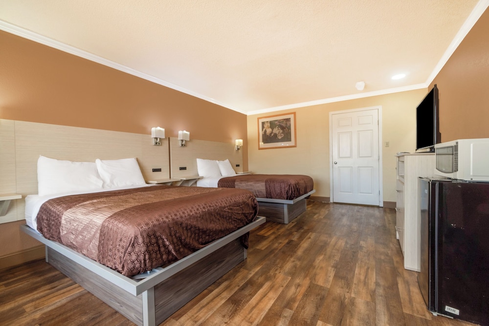 Standard Room, 2 Double Beds, Non Smoking photo 3