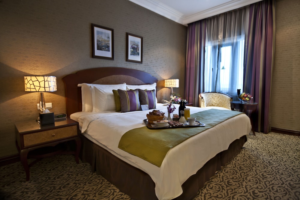 Deluxe Room, 1 King Bed - Photo 2