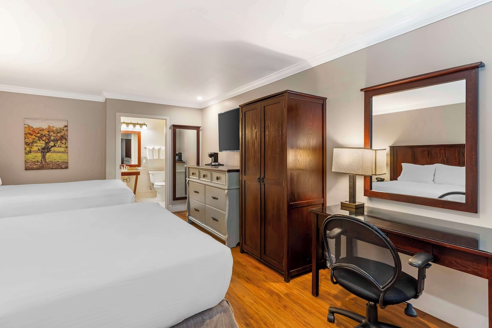 Standard Room, 2 Queen Beds, Accessible, Non Smoking (Walk-in Shower) - Photo 5