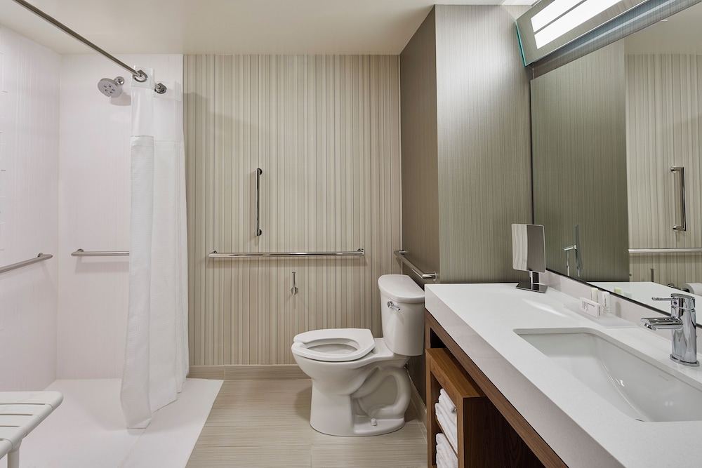 Room, 2 Queen Beds (Mobility Accessible, Roll-In Shower) - Photo 5