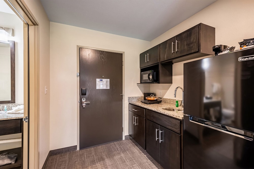Suite, 1 King Bed, Non Smoking, Kitchenette photo 2
