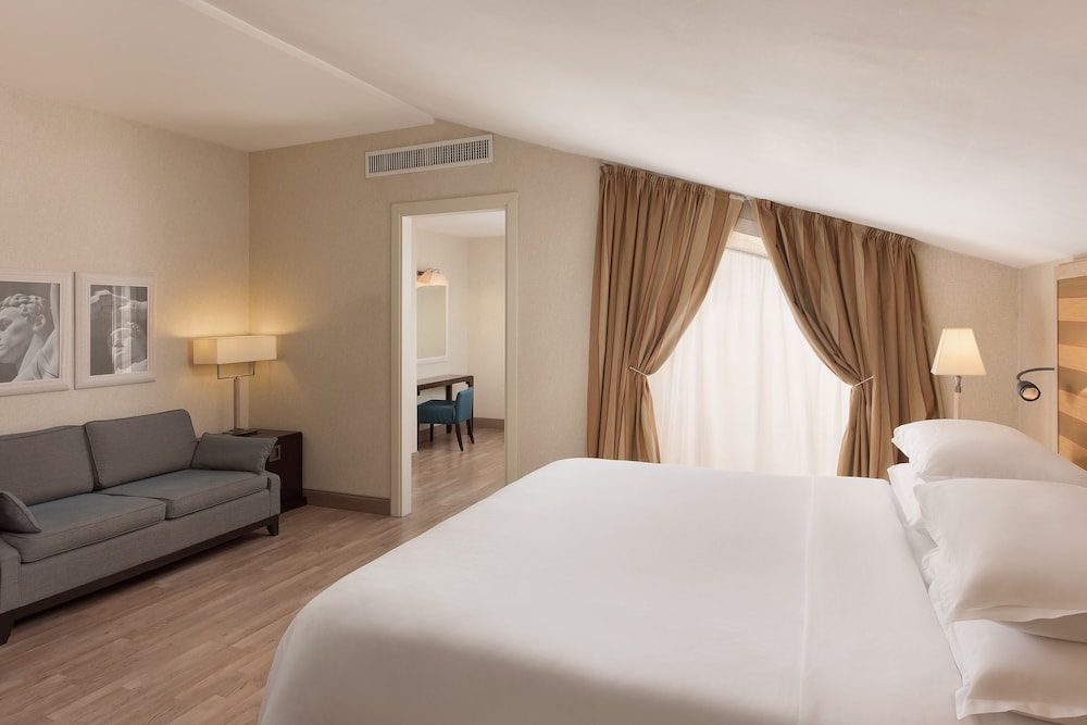 Executive Room, 1 King Bed, Courtyard View