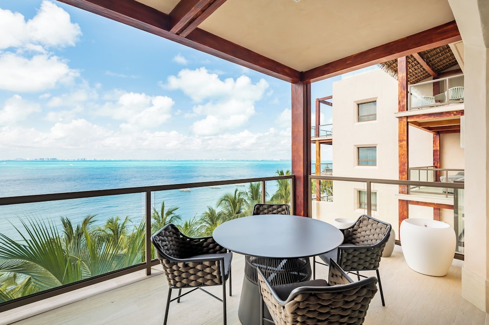 Design Apartment, 4 Bedrooms, Sea View, Beachfront