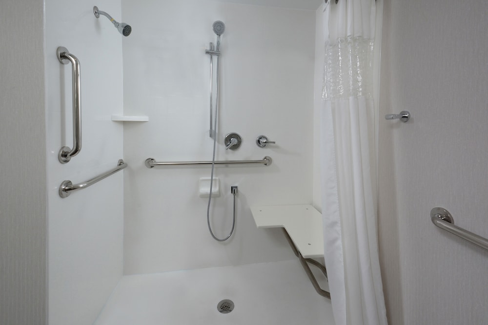 Room, 2 Queen Beds, Accessible (Roll-In Shower) - Photo 6