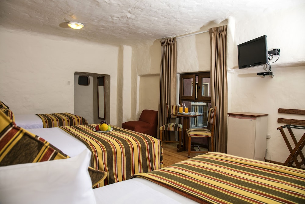 Room, 3 Twin Beds - Photo 5