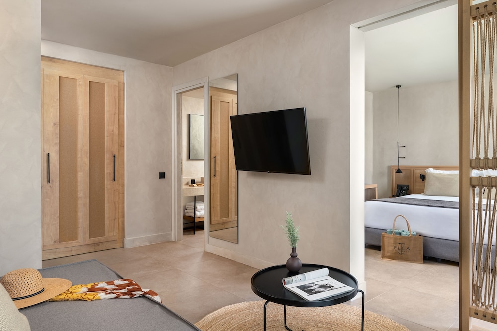 Helea Suite with Swim Up Pool