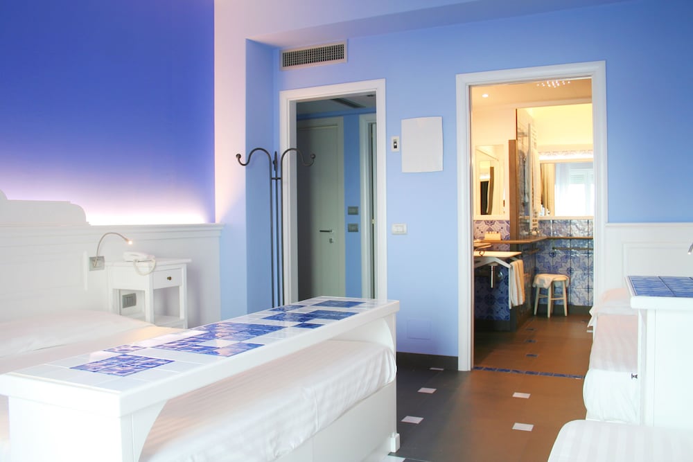 Family Quadruple Room, 1 Bedroom, Balcony, Beachfront - Photo 4