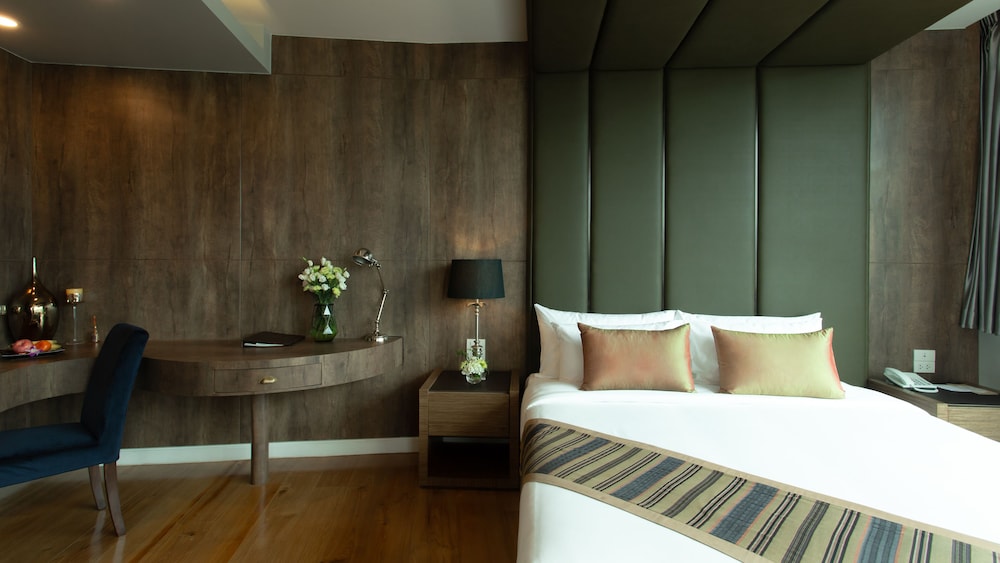 Executive Suite - Photo 3