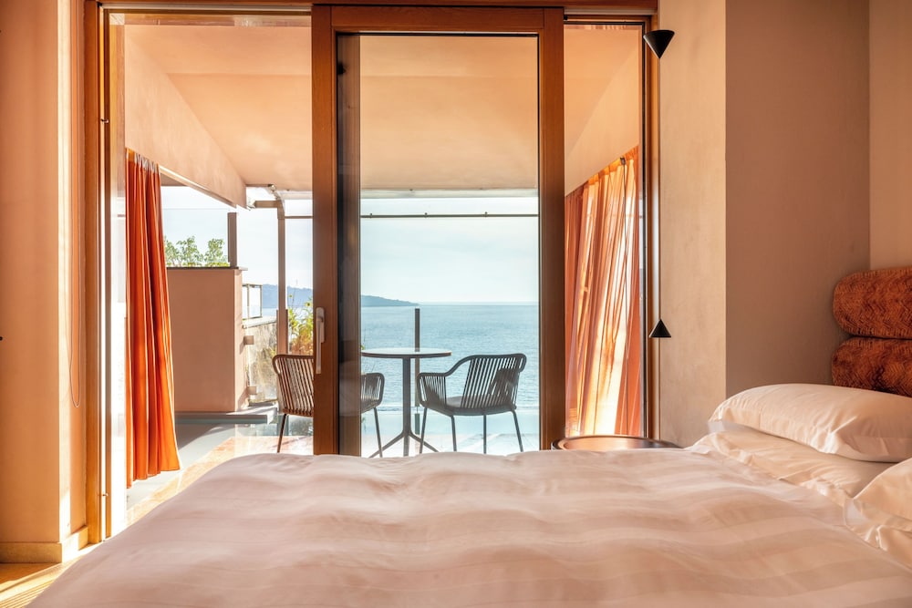 Deluxe Room, Sea View (Free Spa) photo 3