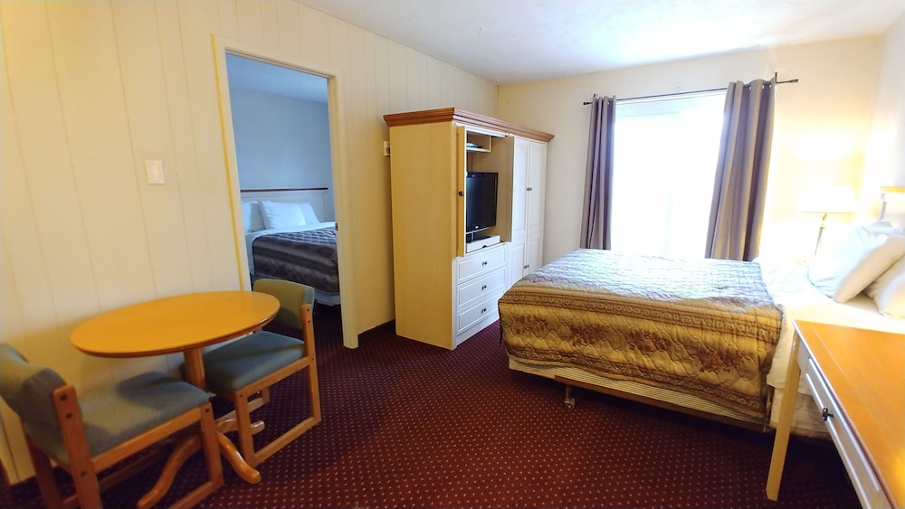 Family Room Suite (With 2 Beds And Balcony)