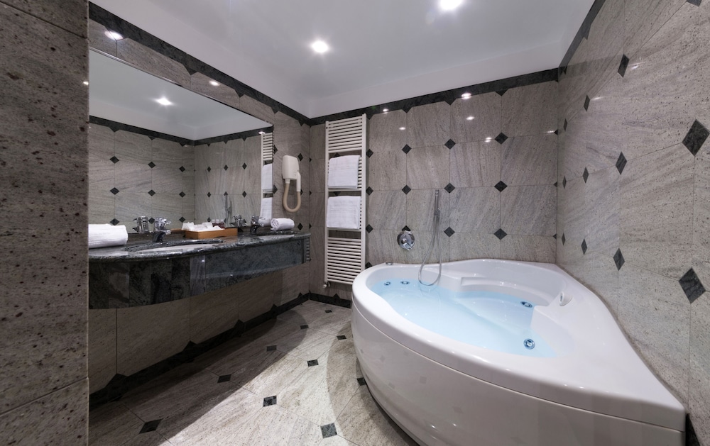 Junior Suite, 1 King Bed with Sofa bed, Jetted Tub (Jacuzzi) photo 2