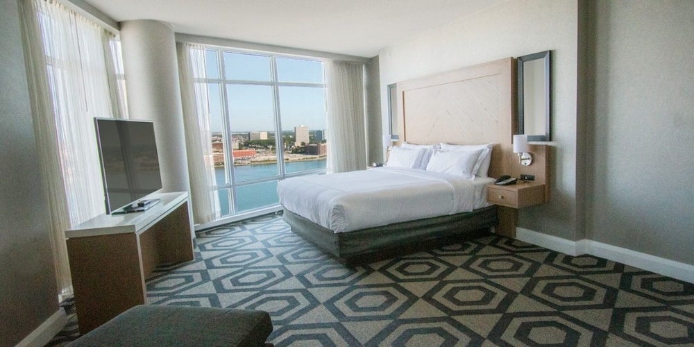 AUGUSTUS TOWER , DELUXE SUITE KING