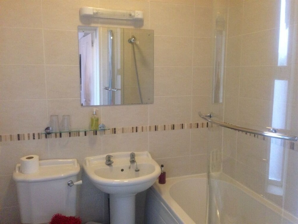 Suite, Ensuite photo 2