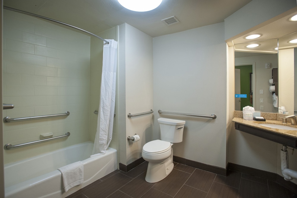 King bed with accessible tub - Photo 8