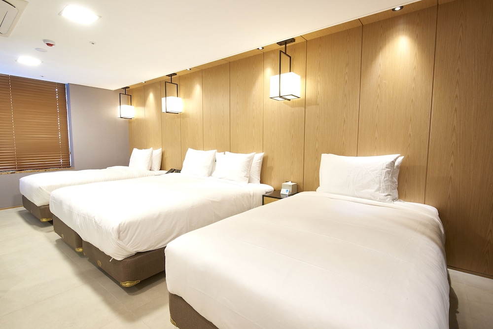 Deluxe Triple Room photo 3