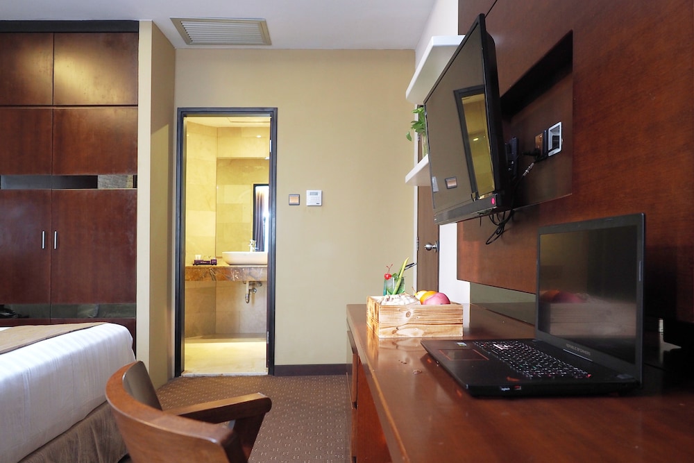 Executive Suite, 1 King Bed, City View photo 2
