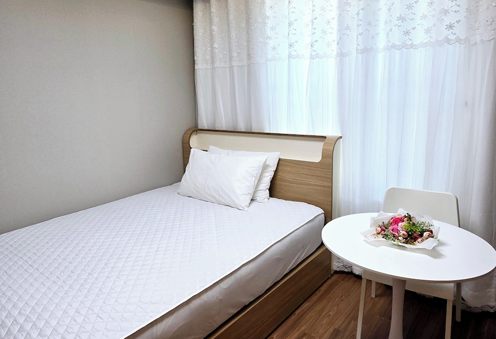 Standard Single Room, 1 Twin Bed, Non Smoking (Non-Korean Nationals Only) photo 1