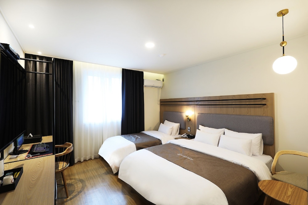 Deluxe Twin Room (Free Netflix) photo 2